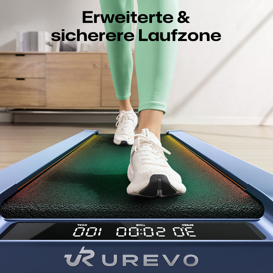 Eine Person läuft auf einem UREVO CyberPad für das Heimlaufband und zeigt dabei seine kompakte Größe und die erweiterte Lauffläche.