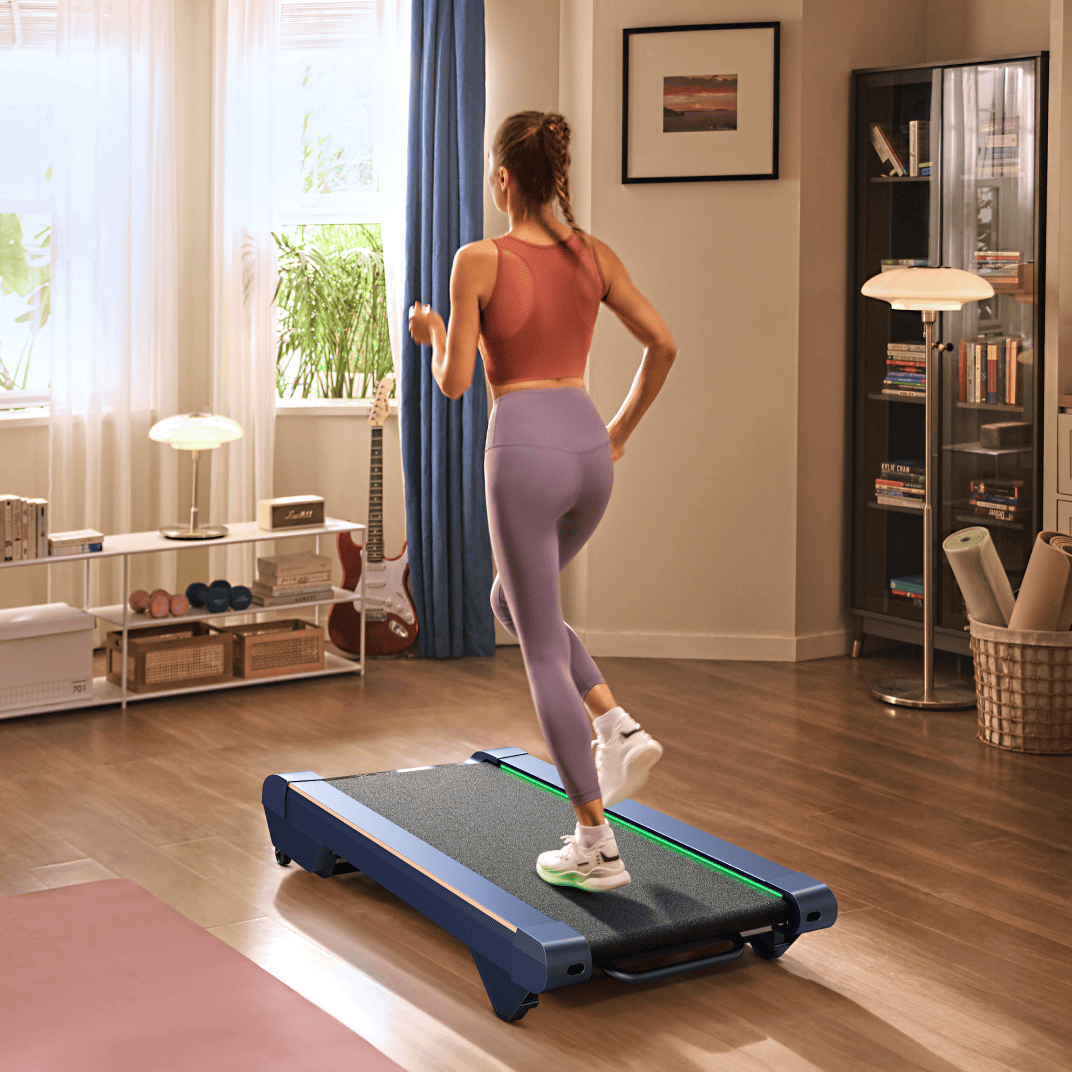 Eine Frau läuft auf einem UREVO CyberPad für das Heimlaufband in einem gemütlichen, gut beleuchteten Wohnzimmer.