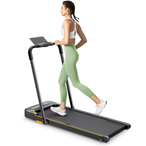 Eine Frau läuft auf dem UREVO Strol 2E Smart Laufband und präsentiert dessen schlankes Design und glatte Lauffläche.